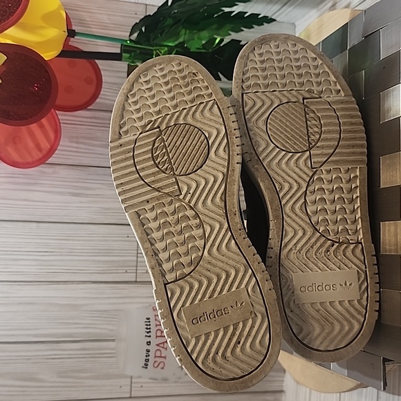 Adiddas‎ - Picture 6 of 7